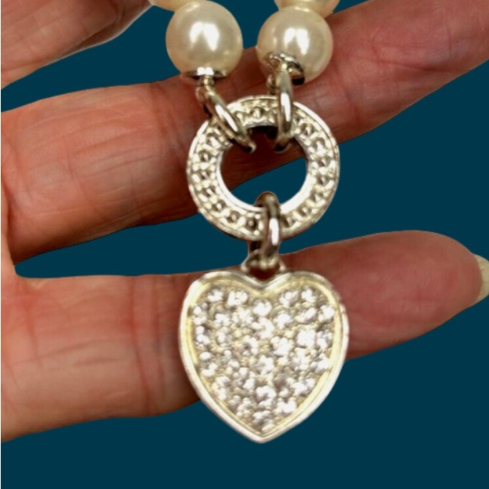 PRETTY NVC FAUX PEARL CHOKER NECKLACE WITH RHINESTONE HEART PENDANT - Picture 3 of 4